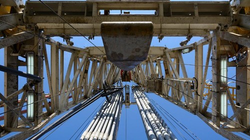 Oil soars as non-OPEC producers agree on caps - ảnh 1